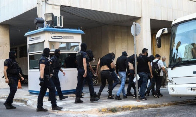 Νέα Φιλαδέλφεια: Οργή λαού έξω από την Εισαγγελία για τους χούλιγκαν - «Το φάγατε το παιδί»