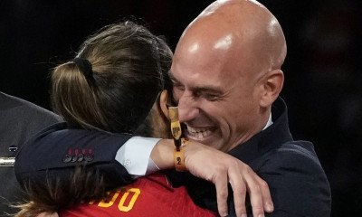 Ισπανία - Μουντιάλ: Αντίδραση υπουργού για το φιλί του προέδρου στην Ερμόσο - «Είναι σεξουαλική βία»