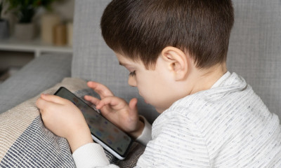 Πόσο καθυστερεί την ανάπτυξη των παιδιών ο χρόνος μπροστά στις οθόνες