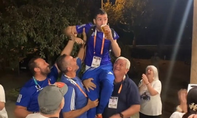 Μίλτος Τεντόγλου: Επική υποδοχή απ’ την οικογένειά του και την ελληνική αποστολή με… μπύρα! (videos)