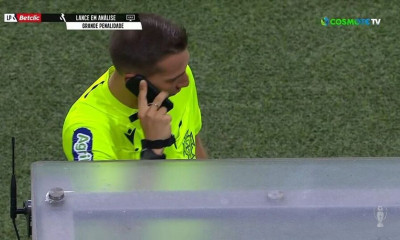 Πορτογαλία: Η viral στιγμή της χρονιάς! Ο διαιτητής πήρε τηλέφωνο τον VAR στο Πόρτο - Αρούκα (video)