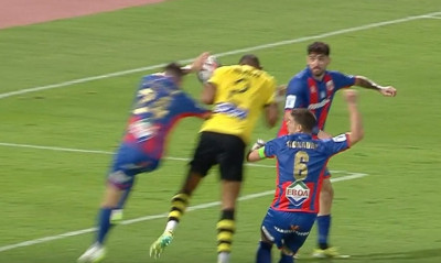 Super League: Ο Βόλος διώχνει τον Κρούζλιακ μετά το χέρι-πέναλτι στο 92' με την ΑΕΚ