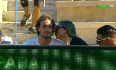 Davis Cup: Βίντεο με το φιλί της Μπαντόσα στον Τσιτσιπά στο Καλλιμάρμαρο