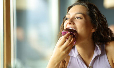 Γιατί οι γυναίκες έχουν λιγούρες στην περίοδο; Ο ρόλος της ινσουλίνης