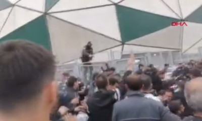 Αστυνομικός τράβηξε όπλο σε ένταση με οπαδούς της Μπεσίκτας