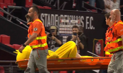 Η μασκότ αντιπάλου του Παναθηναϊκού «αποκεφάλισε» κι έστειλε εκτός γηπέδου με φορείο αυτή της Ναντ!