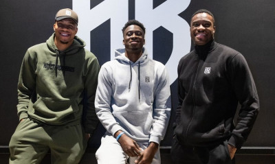 Γιάννης Αντετοκούνμπο: Ουρλιαχτά κι αποθέωση από θαυμαστές στα εγκαίνια του νέου μαγαζιού (vid)