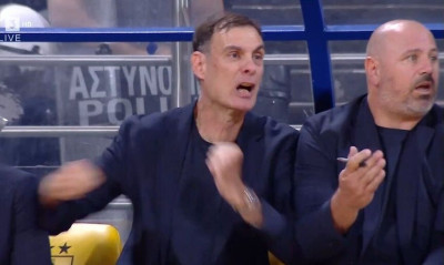 Άρης-Ολυμπιακός: Αγκωνιές του έξαλλου Μπαρτζώκα στους βοηθούς του - Πρόβλημα με Γκος και Σίκμα (vid)