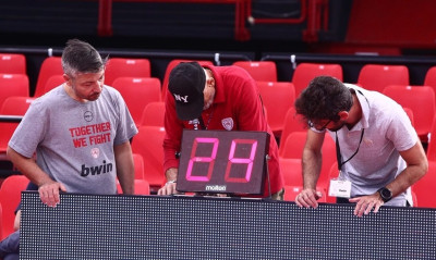 Ολυμπιακός - ΑΕΚ: Τραγελαφικές καταστάσεις στο ΣΕΦ και καθυστέρηση στο τζάμπολ