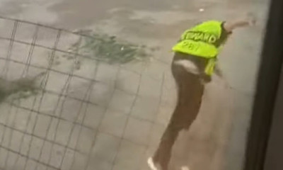 Ολυμπιακός - Γουέστ Χαμ: Πούλμαν οπαδών των Άγγλων χτυπά σεκιούριτι και αυτοί γελάνε (video)