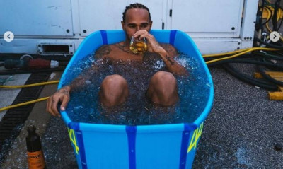 Formula 1: Ο Λιούις Χάμιλτον έκανε παγοθεραπεία, πίνοντας το ποτό του (photos)