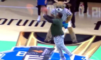 NBA: Φίλος των Μπακς το έβαλε από το κέντρο και κέρδισε 10.000 δολάρια – Το video που έγινε viral