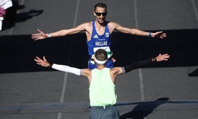 40ός Αυθεντικός Μαραθώνιος Αθήνας: Τρομερή στιγμή με τον νικητή Καραΐσκο στον τερματισμό (vid)