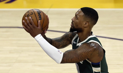 NBA: Άνετο «διπλό» οι Μπακς χωρίς Αντετοκούνμπο | Χαμηλή πτήση Βεζένκοφ για Κινγκς (videos)