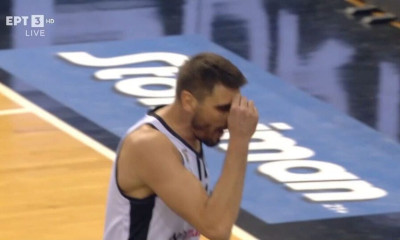 ΠΑΟΚ - Άρης: Απίστευτο - Ο Μαργαρίτης έκανε τον σταυρό του και η Τσαρούχα του έδωσε τεχνική ποινή