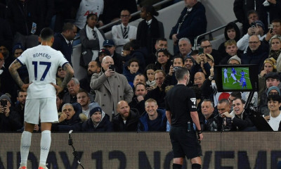 Premier League: Ζήτησε βοήθεια από πιλότους για την επικοινωνία διαιτητών με VAR