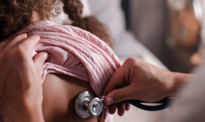 Σαρώνουν ιώσεις, γρίπη και κορονοϊός: Γεμάτα τα παιδιατρικά νοσοκομεία - Τι πρέπει να προσέχουμε