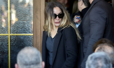 Λύγισε η Βανδή στην κηδεία του Καρρά