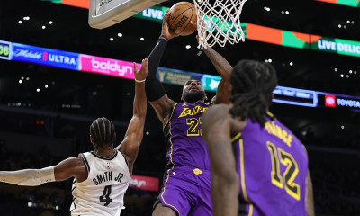 ΝΒΑ: Οι Νετς έκαναν πλάκα στους Λέικερς του ΛεΜπρον Τζέιμς – 52 πόντους ο «διαστημικός» Μπούκερ!