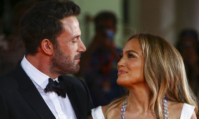 Tζένιφερ Λόπεζ: Έβαλε «φωτιά» στο ίντερνετ με φλογερά κόκκινα εσώρουχα για τη Γιορτή των Ερωτευμένων