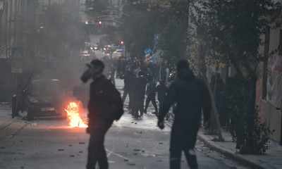 Επεισόδια μετά το συλλαλητήριο: Απεγκλωβίστηκαν πολίτες από τα Εξάρχεια