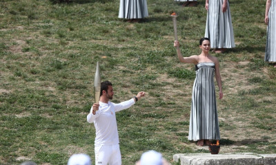 Η Ολυμπιακή Φλόγα άναψε στην Αρχαία Ολυμπία για το Παρίσι - Πρώτος Λαμπαδηδρόμος ο Ντούσκος