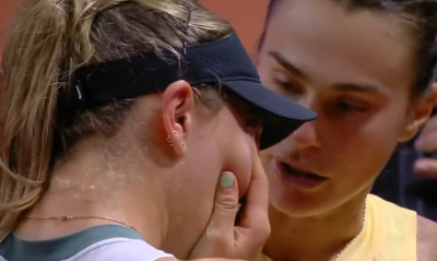 Σοκ για την Πάουλα Μπαντόσα: Ξέσπασε σε κλάματα στην αγκαλιά της Σαμπαλένκα (vid)