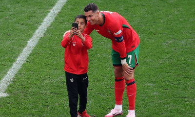 Euro 2024: Αυτή είναι η selfie του Κριστιάνο Ρονάλντο με πιτσιρικά… εισβολέα