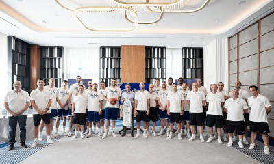 Ελλάδα: Στην Εθνική ο Κυριάκος Μητσοτάκης - Τα δώρα που πήρε | Οι ατάκες Σπανούλη στους παίκτες