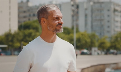 Ο Άγγελος Χαριστέας γράφει γράμμα στον νεότερο εαυτό του και καθηλώνει