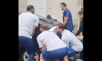 Ολυμπιακοί Αγώνες 2024: Οι Έλληνες πολίστες σήκωσαν με τα χέρια αυτοκίνητο!