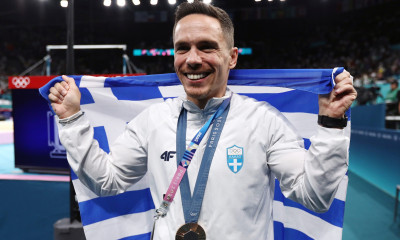 Η απονομή στον Λευτέρη Πετρούνια