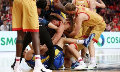 Ολυμπιακός - Περιστέρι: Επεισόδιο στο ΣΕΦ - «Παραλίγο να πιαστούν στα χέρια Βεζένκοφ και Ζούγρης»