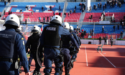 Χαμός στο Πανιώνιος - Καλαμάτα: Ένταση και βροχή από αντικείμενα | Στο νοσοκομείο ένας οπαδός (vids)