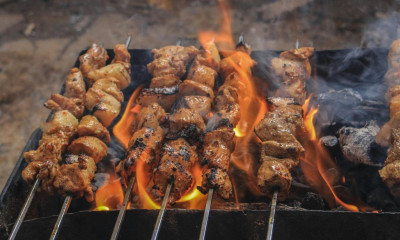 Πόσο θα κοστίσει η Τσικνοπέμπτη στην ταβέρνα - Οι τιμές των πιάτων αναλυτικά