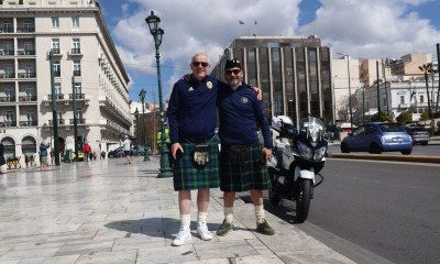 Eλλάδα - Σκωτία: Σκωτσέζοι κάνουν βόλτες στην ηλιόλουστη Αθήνα φορώντας τα παραδοσιακά τους κιλτ
