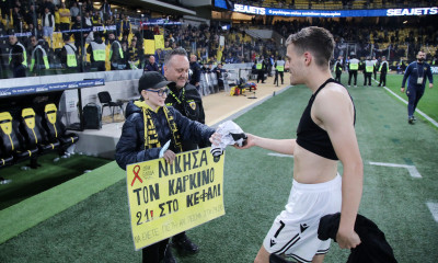 ΑΕΚ – ΠΑΟΚ: Κωνσταντέλιας και Πήλιος έδωσαν τις φανέλες τους σε παιδί που νίκησε τον καρκίνο