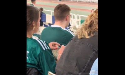 Παναθηναϊκός - ΑΕΚ: Επικό σκηνικό στις εξέδρες - Γυναίκα φίλαθλος άφησε το ματς και ξεκίνησε πλέξιμο