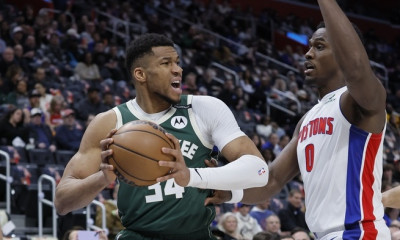 Γιάννης Αντετοκούνμπο: Νέο τριπλ νταμπλ ο «Greek Freak», με Πέισερς στα playoffs οι Μπακς