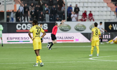 Διακοπή στο Ηράκλειο: Πήρε φωτιά ο πυλώνας του γηπέδου στο ΟΦΗ - Άρης