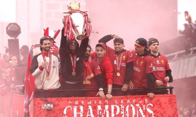 Λίβερπουλ: Χαμός στην παρέλαση για το 20ό πρωτάθλημα - «Κόκκινη» όλη η πόλη!