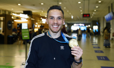 Λευτέρης Πετρούνιας: Επέστρεψε στην Ελλάδα με το ιστορικό χρυσό μετάλλιο στο στήθος