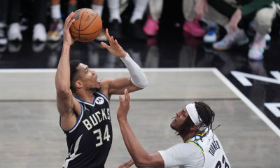 Γιάννης Αντετοκούνμπο: Θέλουν να ρίξουν «βόμβα μεγατόνων» οι Ράπτορς - «Αμοιβαίο ενδιαφέρον»