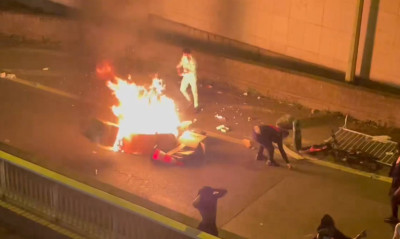 Champions League: Επεισόδια δίχως τέλος στο Παρίσι, πέταξαν μέχρι και ποδήλατα - Δείτε βίντεο