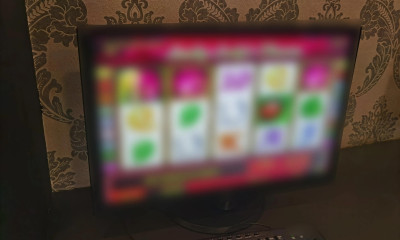 Έφοδος της ΕΛ.ΑΣ. σε κατάστημα με παράνομα «φρουτάκια» στον Πειραιά