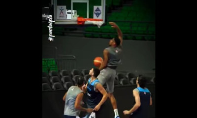 Εθνική Ελλάδας: Ξεκίνησε τα καρφώματα ο Γιάννης Αντετοκούνμπο πριν το Ακρόπολις! - Δείτε βίντεο