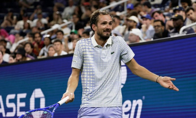 Έξαλλος ο Μεντβέντεφ - Έκανε χίλια κομμάτια την ρακέτα του μετά από ήττα