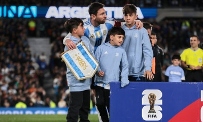 Λιονέλ Μέσι: Πέτυχε 2 γκολ, αποθεώθηκε και συγκινήθηκε στο εντός έδρας «αντίο» του με την Αργεντινή