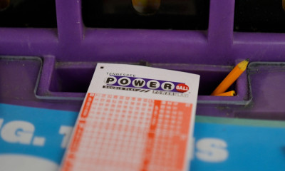 Ξέχασαν το τυχερό δελτίο πάνω στο ψυγείο μία εβδομάδα - Δεν ήξεραν ότι κέρδισαν 13.000.000 δολάρια