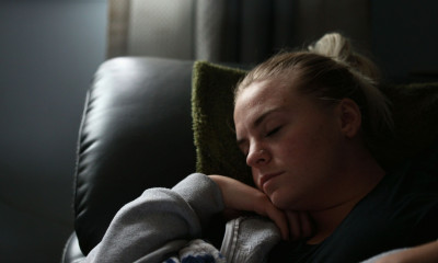 Γιατί ξυπνάτε στις 3 τα ξημερώματα; Επιστήμονες, ψυχολόγοι και πνευματικοί αναλυτές απαντούν